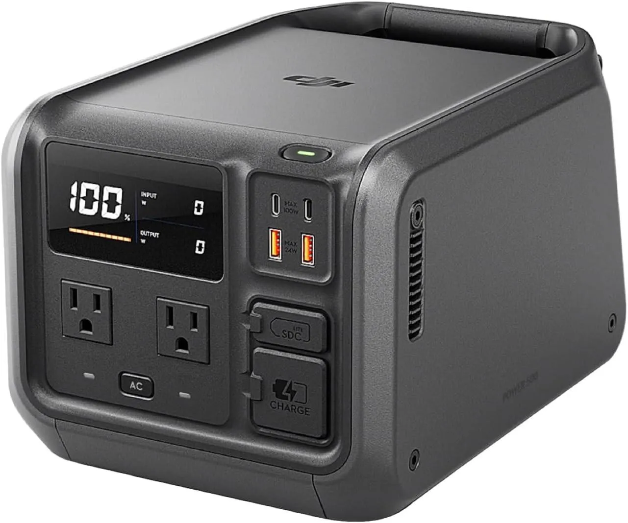 黒色のポータブル電源の正面図。電源には、ACコンセント、USBポート、および充電状態を表示するデジタルディスプレイがあります。