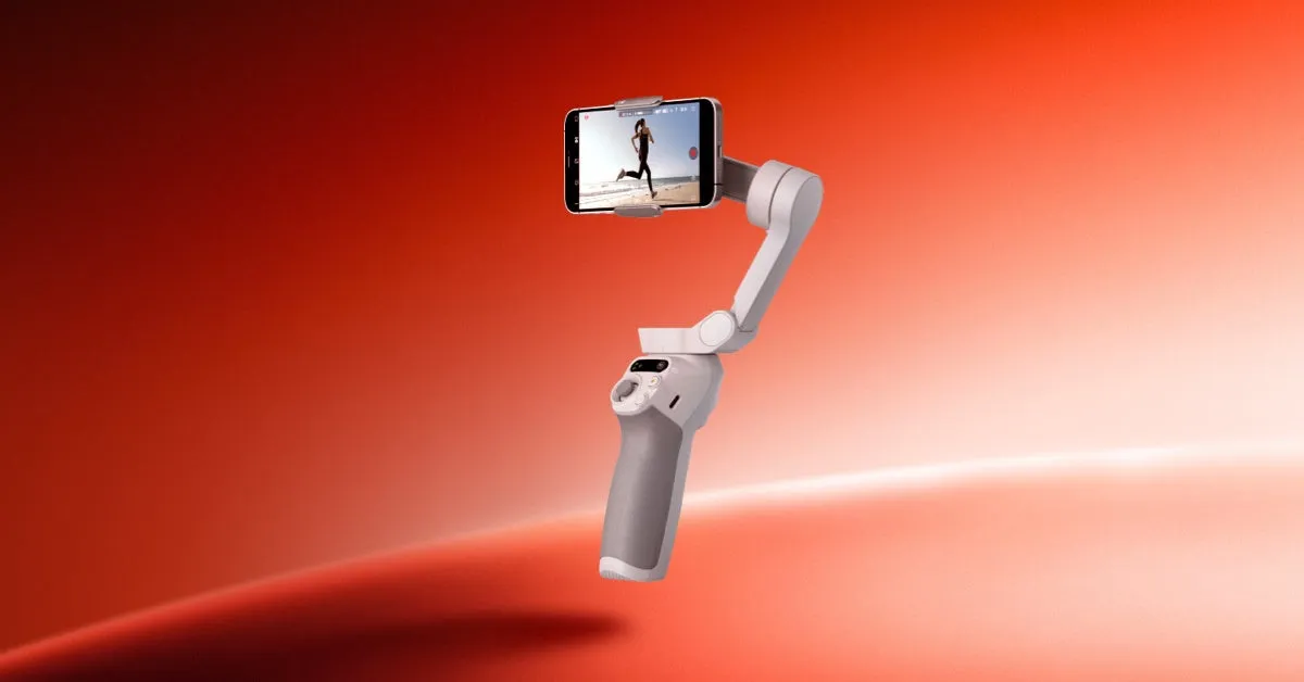 スマートフォンが取り付けられたジンバル。画面には、女性がビーチを走っている動画が表示されている。背景は赤色のグラデーション。