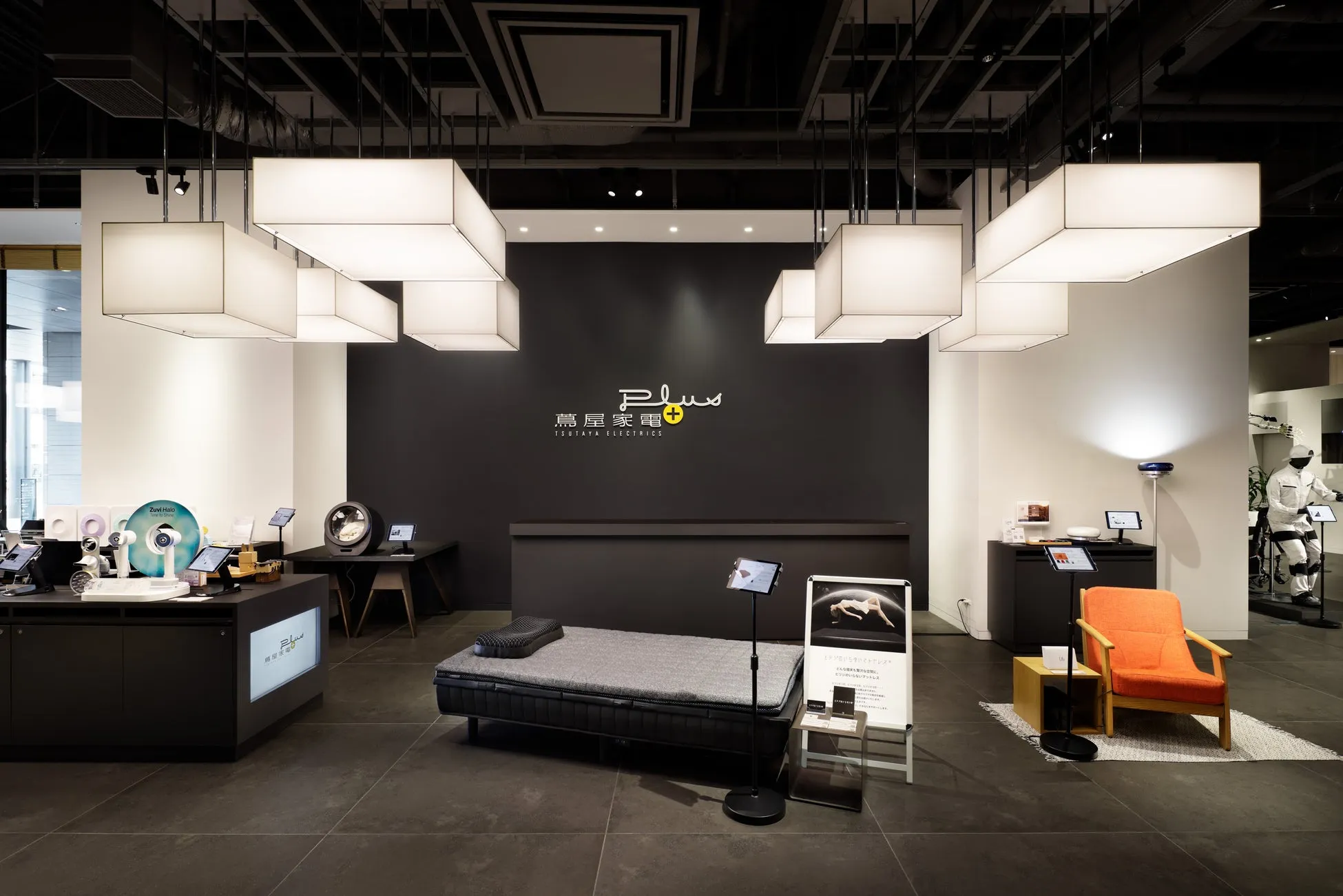 蔦屋家電プラスの店舗内観。照明とインテリアが印象的。