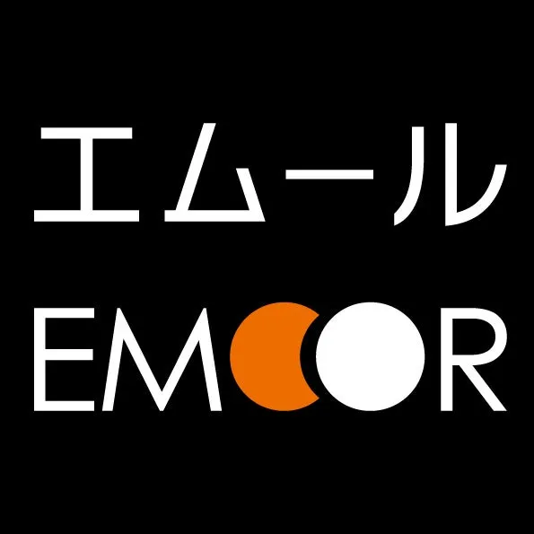 黒い背景に白文字で「エモール」と「EMCOR」と書かれたロゴ。オレンジと白の丸が組み合わされている。