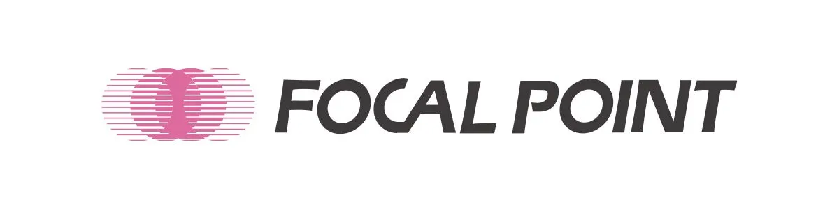 FOCAL POINTのロゴ。ピンクと白のグラフィックと黒いテキスト。