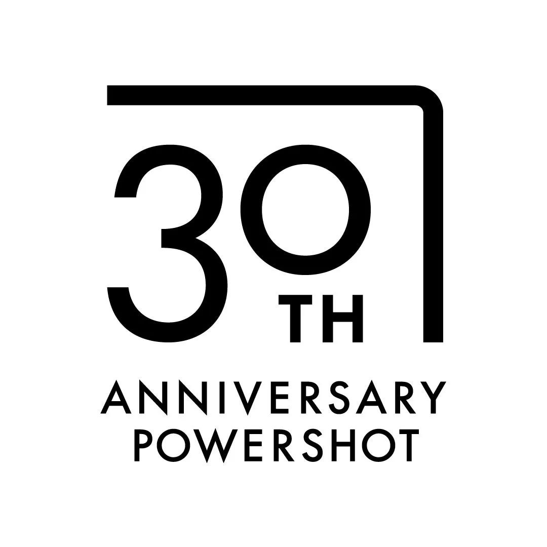 30周年を記念したロゴのデザイン。数字の「30」と「TH」の文字が大きく配置され、その下に「ANNIVERSARY POWERSHOT」と書かれています。全体的に白黒で、シンプルながらも記念感を強調しています。