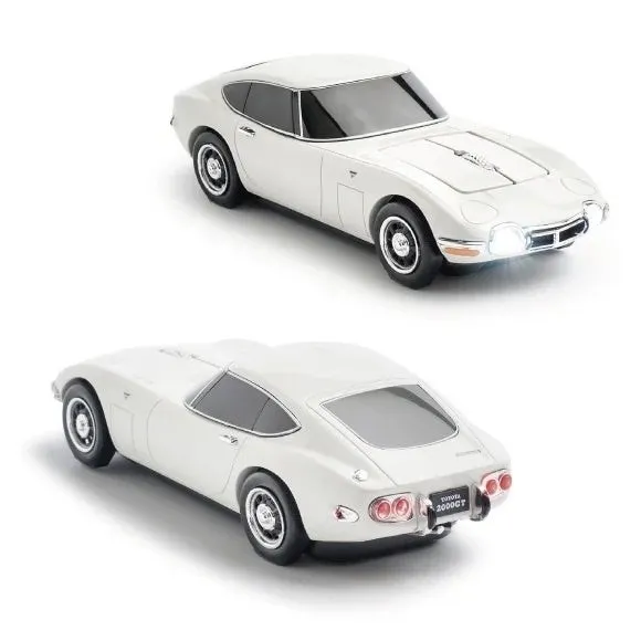 白のトヨタ2000GTのミニカーの写真です。上と下の2つの角度から撮影されています。