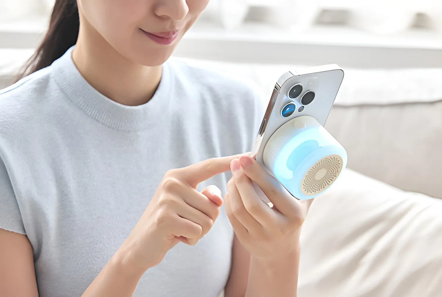 女性がスマートフォンに装着されたライトを操作