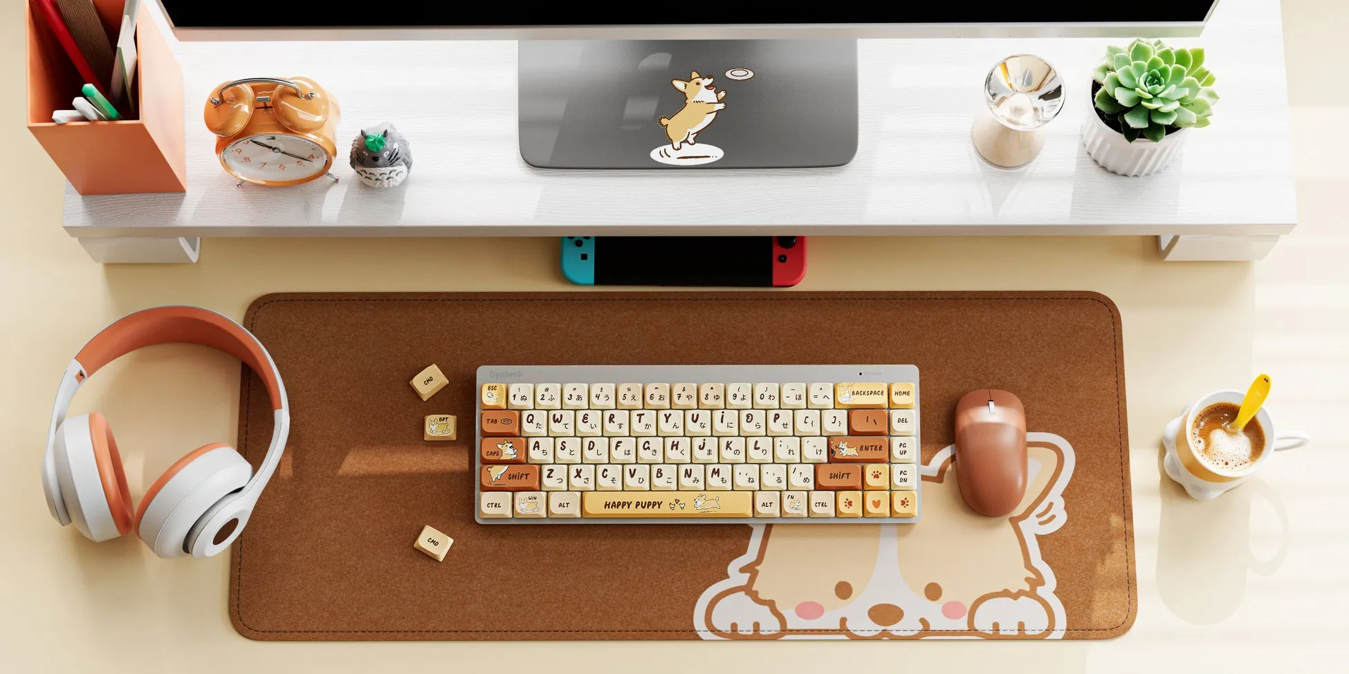 コーギーデザインのキーボードと周辺機器が写ったおしゃれなワークスペース。
