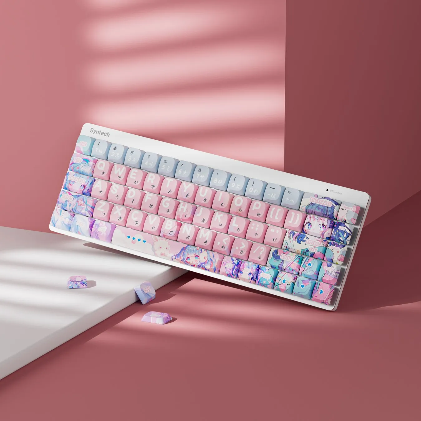 ピンクと白を基調としたキーボード。可愛らしいイラストが描かれている。