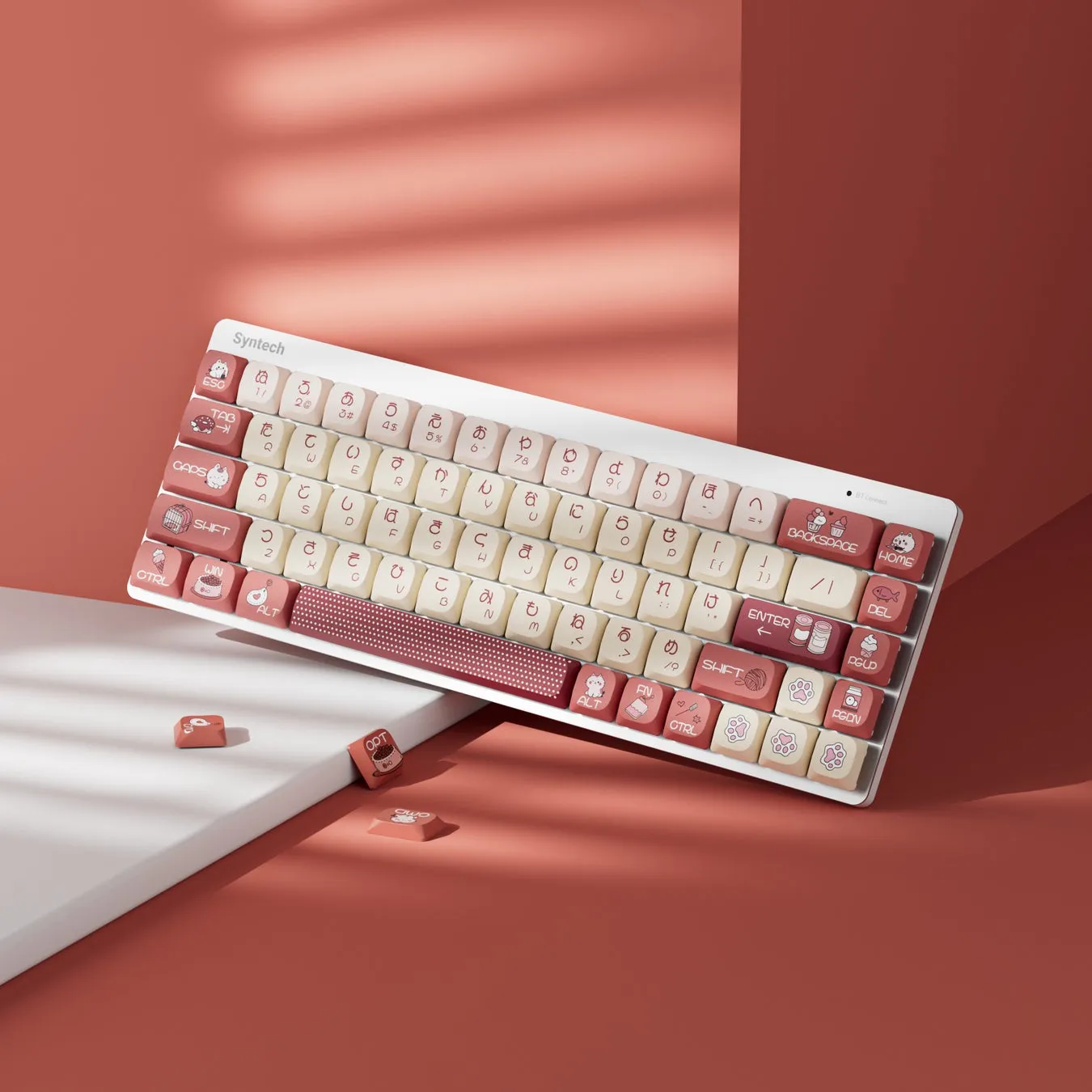 白とピンクのキーキャップが特徴的なメカニカルキーボード。日本語のひらがなが印字されている。